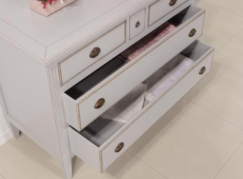 Cómoda Victoria de 5 cajones fabricada en madera de cerezo macizo al estilo Luis XVI acabado en pátina Gris Perla