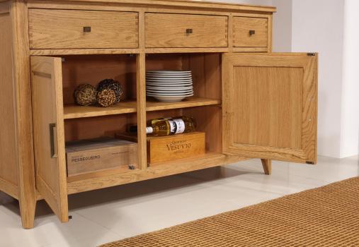 Aparador comedor Evan de 2 puertas y 6 cajones fabricado en madera de roble en el estilo contemporáneo.