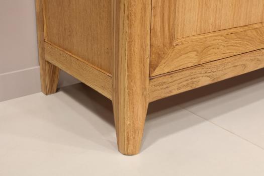 Aparador comedor Evan de 2 puertas y 6 cajones fabricado en madera de roble en el estilo contemporáneo.