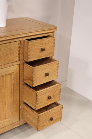Aparador comedor Evan de 2 puertas y 6 cajones fabricado en madera de roble en el estilo contemporáneo.