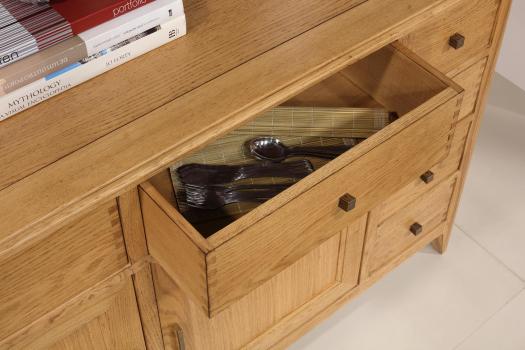 Aparador comedor Evan de 2 puertas y 6 cajones fabricado en madera de roble en el estilo contemporáneo.