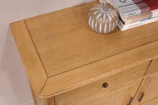 Aparador comedor Evan de 2 puertas y 6 cajones fabricado en madera de roble en el estilo contemporáneo.
