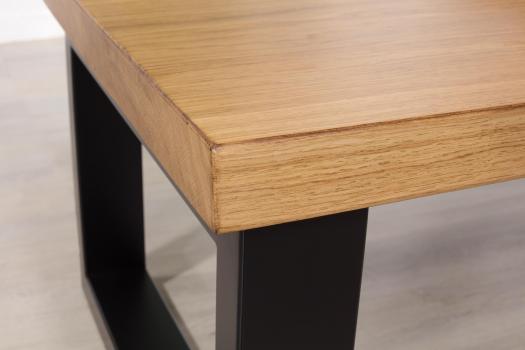 Mesa de centro rectangular de línea contemporánea, fabricada en roble y hierro