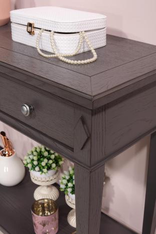 Consola Mathieu fabricada en madera de roble estilo Directoire con un acabado de pátina gris antracita.