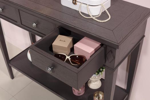 Consola Mathieu fabricada en madera de roble estilo Directoire con un acabado de pátina gris antracita.
