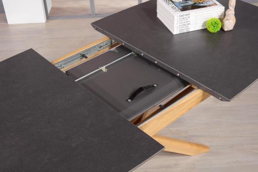 Mesa de comedor rectangular Stéphane fabricada en madera de roble macizo con cubierta en cerámica  de estilo Contemporáneo
