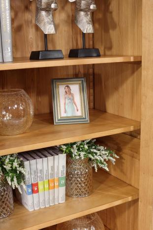 Vitrina Oliver de 1 puerta fabricada en madera de Roble de estilo Contemporáneo 