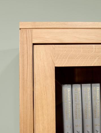 Vitrina Oliver de 1 puerta fabricada en madera de Roble de estilo Contemporáneo 