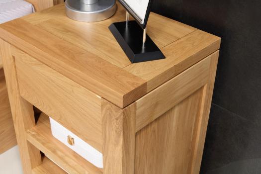 Mesa de noche 1 cajón 1 nicho fabricada en madera de roble macizo de estilo contemporáneo Colección Nturaleza