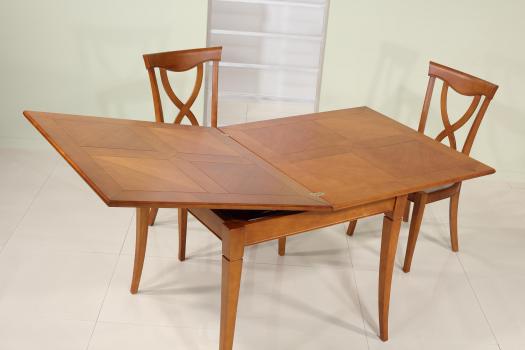 Mesa de comedor cuadrada fabricada en madera de cerezo macizo en estilo Louis Philippe 