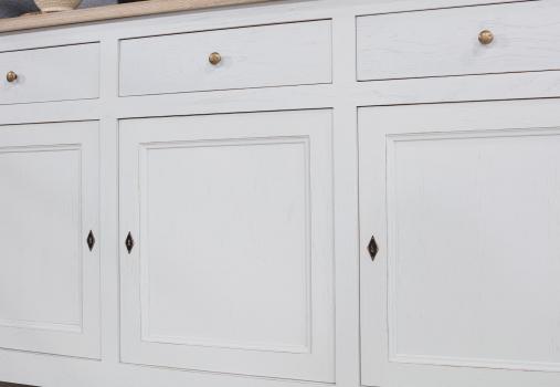Aparador Buffet Yann de 3 puertas fabricado en madera de roble macizo estilo Rústico