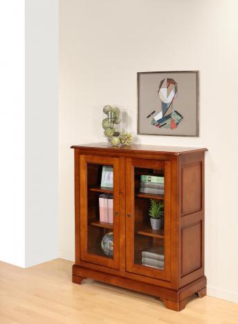 Vitrina Morgane de 2 puertas fabricada en madera maciza de cerezo al estilo Luis Felipe