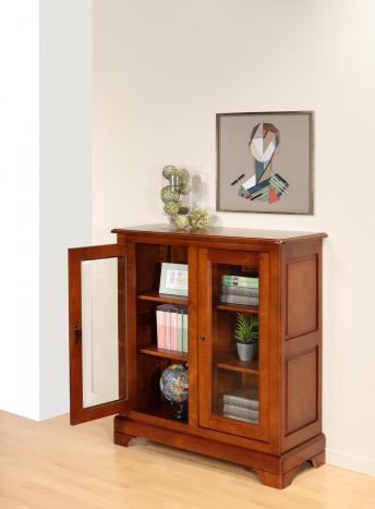 Vitrina Morgane de 2 puertas fabricada en madera maciza de cerezo al estilo Luis Felipe