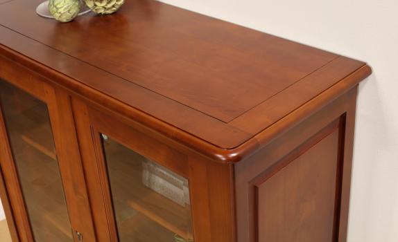 Vitrina Morgane de 2 puertas fabricada en madera maciza de cerezo al estilo Luis Felipe