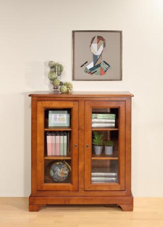 Vitrina Morgane de 2 puertas fabricada en madera maciza de cerezo al estilo Luis Felipe
