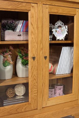 Vitrina Paul de 2 puertas en roble macizo de estilo Louis Philippe