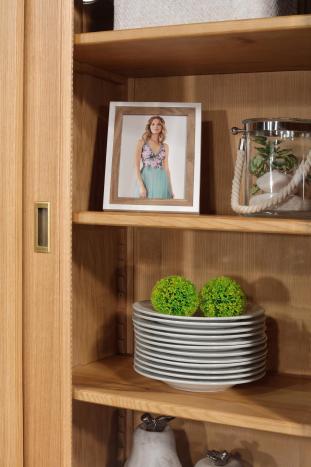 Armario Vitrina Damien de 2 cuerpos y 3 puertas corredizas fabricada en madera de roble macizo estilo Directoire