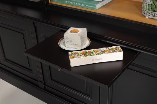 Estantería de 4 puertas Anne-Sophie de madera maciza de cerezo estilo Directoire CON ESCALA Acabado lacado negro y acabado natural ligeramente envejecido