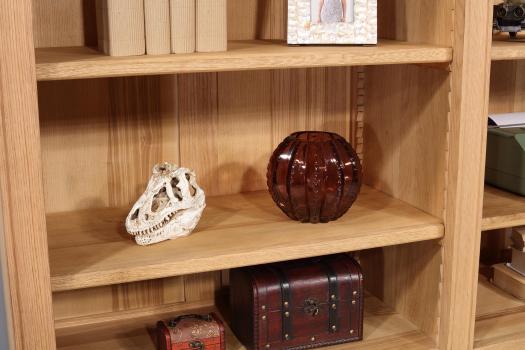 Biblioteca Naël de 6 puertas fabricada en madera de Roble Macizo estilo Directoire con acabado en Roble Natural Cepillado.