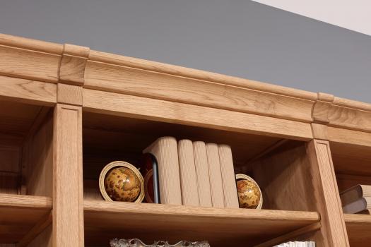 Biblioteca Naël de 6 puertas fabricada en madera de Roble Macizo estilo Directoire con acabado en Roble Natural Cepillado.
