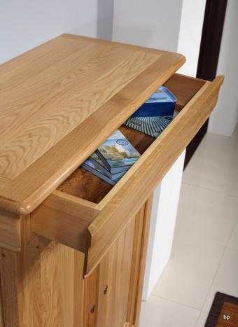 Armario 2 puertas y 2 cajones fabricado en madera de Roble macizo al estilo Louis Philippe