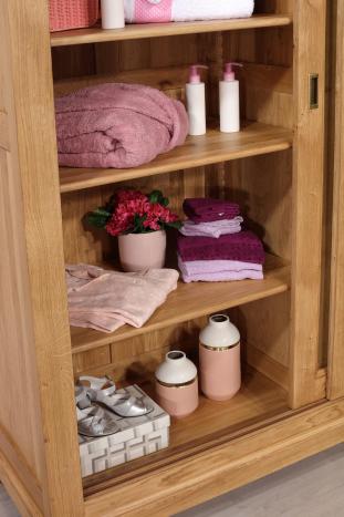 Armario Nathan de 2 puertas fabricado en madera de roble macizo con puertas corredizas espejadas al estilo Louis Philippe 