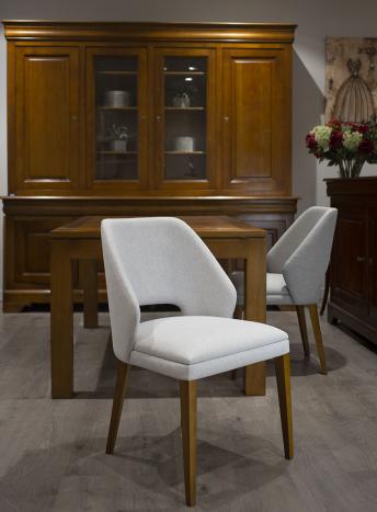 Sillón Nina, asiento y respaldo tapizados, patas fabricadas en madera de cerezo macizo estilo contemporáneo