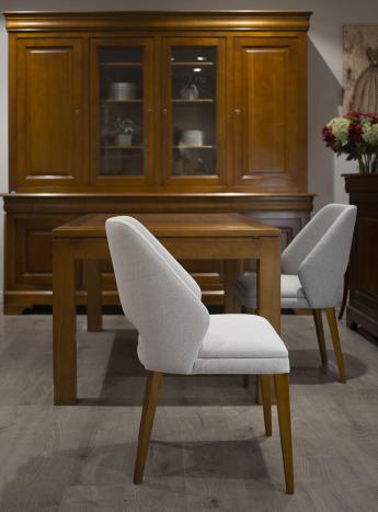Sillón Nina, asiento y respaldo tapizados, patas fabricadas en madera de cerezo macizo estilo contemporáneo