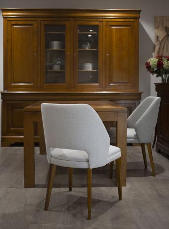 Sillón Nina, asiento y respaldo tapizados, patas fabricadas en madera de cerezo macizo estilo contemporáneo