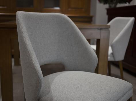 Sillón Nina, asiento y respaldo tapizados, patas fabricadas en madera de cerezo macizo estilo contemporáneo