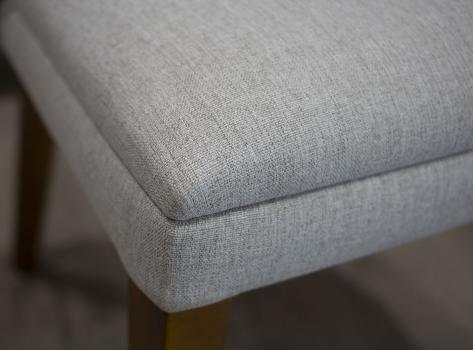 Sillón Nina, asiento y respaldo tapizados, patas fabricadas en madera de cerezo macizo estilo contemporáneo