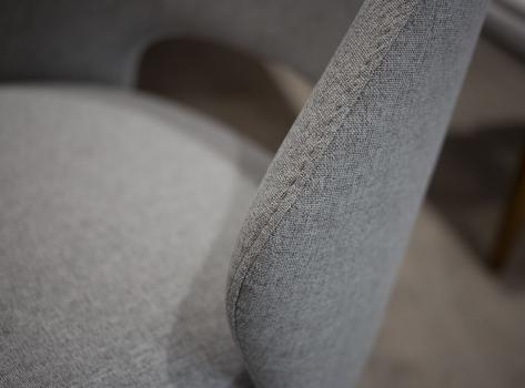 Sillón Nina, asiento y respaldo tapizados, patas fabricadas en madera de cerezo macizo estilo contemporáneo