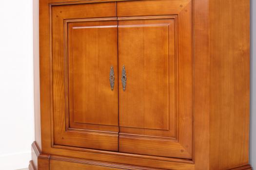 Armario vitrina de 2 puertas fabricado en madera de cerezo macizo en estilo Directoire