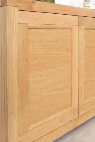 Aparador de 4 puertas Loann fabricado en madera de roble macizo de estilo Contemporáneo