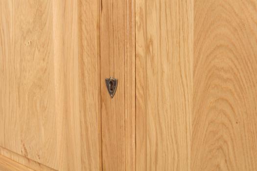 Aparador Fabricado en madera de roble macizo en estilo Louis Philippe SÓLO 1 DISPONIBLE