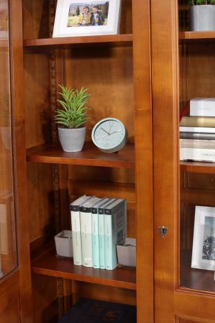 Biblioteca de 2 puertas modelo Camille en madera de cerezo maciza, estilo Luis Felipe