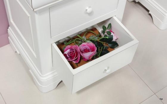Mesa de noche Anne con 3 cajones fabricada en madera de cerezo macizo al estilo Louis Philippe