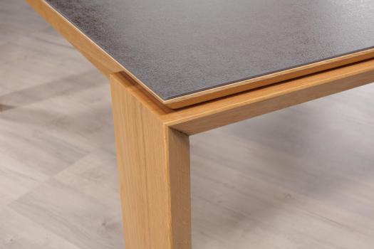 Mesa de comedor rectangular lsaac fabricada en madera de roble y cerámica de estilo Contemporáneo 