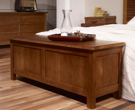 Baúl Leandro fabricado en madera de roble macizo estilo contemporáneo 