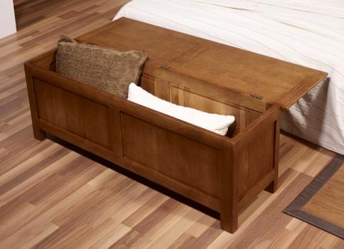 Baúl Leandro fabricado en madera de roble macizo estilo contemporáneo 