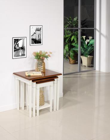 Mesa nido fabricada en madera de cerezo estilo Louis Philippe 