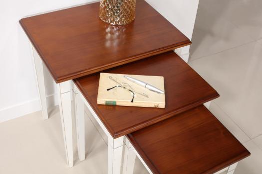 Mesa nido fabricada en madera de cerezo estilo Louis Philippe 