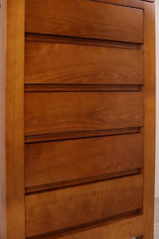 Cómoda Natura con 5 cajones fabricada en madera de cerezo macizo