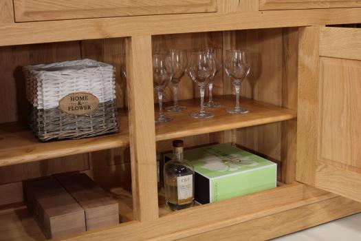 Aparador Comedor Quentin de 3 puertas y 4 cajones fabricado en madera de roble macizo al estilo Louis Philippe 