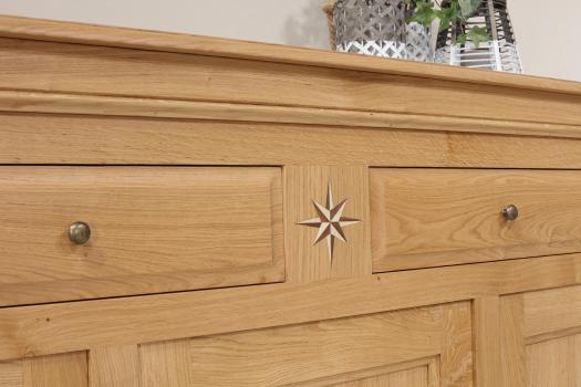 Aparador Comedor Quentin de 3 puertas y 4 cajones fabricado en madera de roble macizo al estilo Louis Philippe 