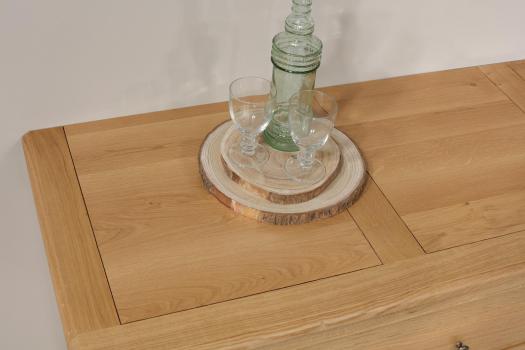 Aparador Comedor Quentin de 3 puertas y 4 cajones fabricado en madera de roble macizo al estilo Louis Philippe 