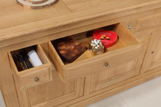Aparador Comedor Quentin de 3 puertas y 4 cajones fabricado en madera de roble macizo al estilo Louis Philippe 