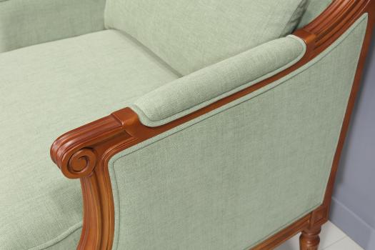 Sillón Laura de estilo Luis XVI fabricado en madera de haya maciza tejido verde Boston