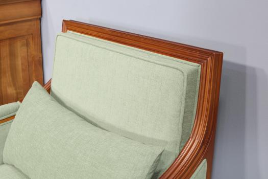 Sillón Laura de estilo Luis XVI fabricado en madera de haya maciza tejido verde Boston