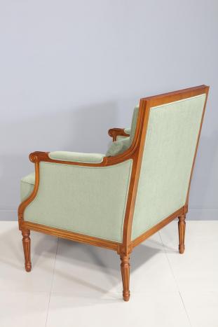 Sillón Laura de estilo Luis XVI fabricado en madera de haya maciza tejido verde Boston
